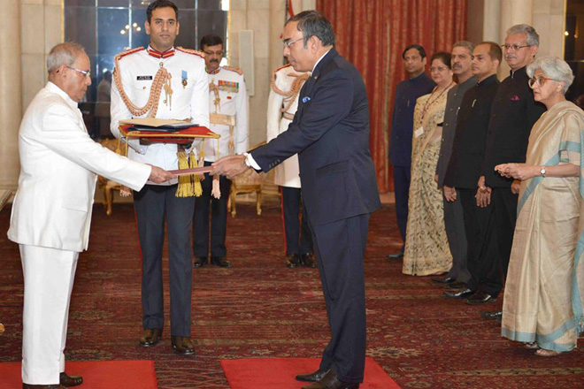 High Commissioner Esala Weerakoon presents Credentials to Indian President